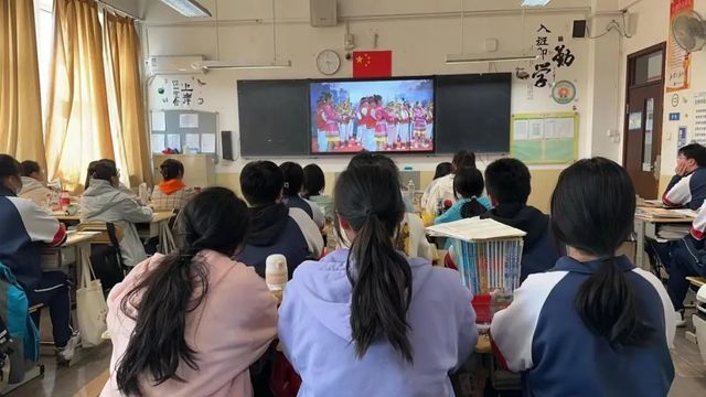 全环境立德树人·平安校园 | 地震科普，携手同行——青岛六十六中组织师生观看安全主题直播活动