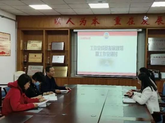 名师工作室建设 | 以热爱相伴，用心追逐教育梦想——青岛六十六中董臣名师工作室开展研讨