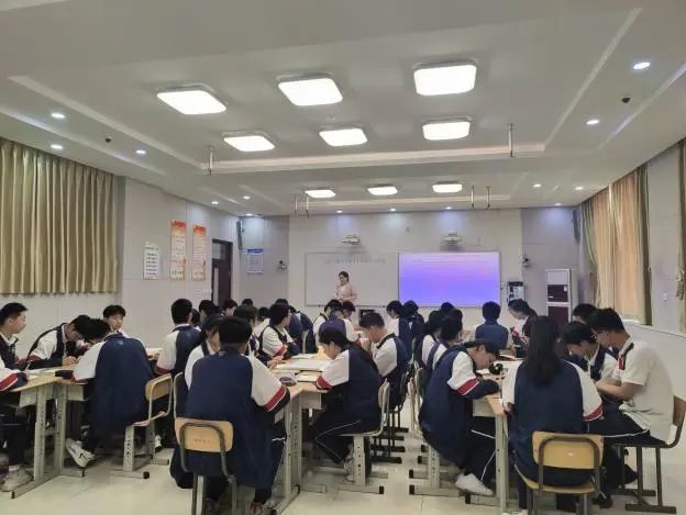 深耕课堂谱新篇，共研共进共发展——生物教研组课堂教学研究二