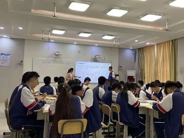 党员示范展风采，聚焦课堂共成长——高二教师党支部开展系列党员风采课