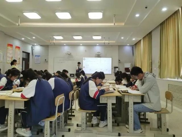 党员示范展风采，聚焦课堂共成长——高二教师党支部开展系列党员风采课