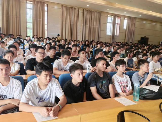青春正当时 昂扬铸军魂——青岛六十六中2023级新生军训动员和安全教育会