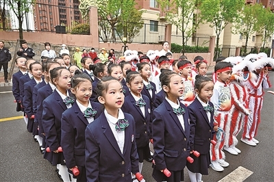 礼德泰祥教育集团的孩子参加城阳区2023年区运会入场式表演。