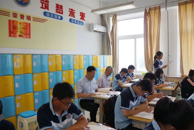 期初视导指方向，微风习习启新航——青岛市教育局到我校进行期初调研