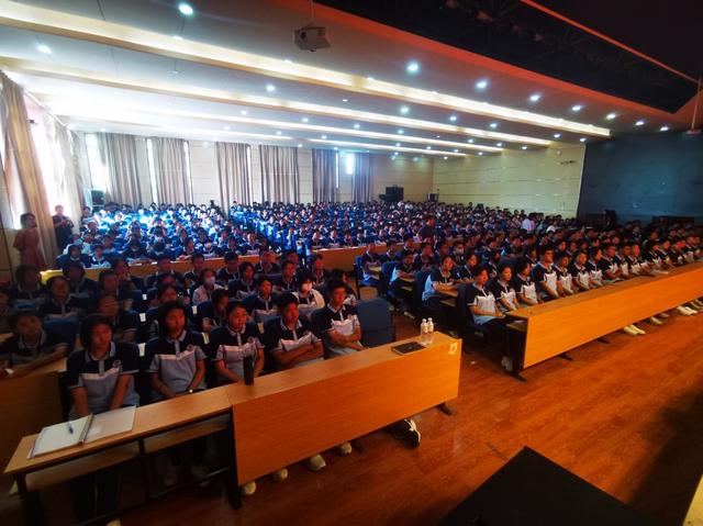 全环境立德树人 | “学习两法一条例”，护佑少年健康成长——记我校秋季开学法治第一课