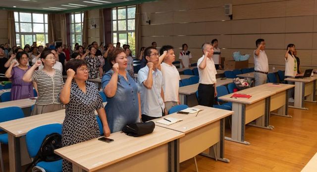 躬耕教坛 强国有我——青岛六十六中举行第39个教师节庆祝表彰大会