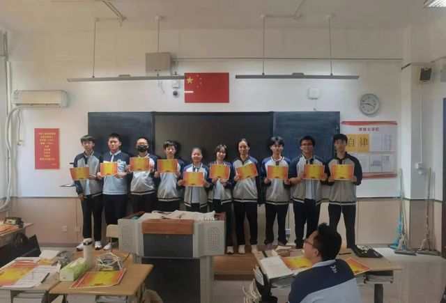 榜样的力量——记高一12班月考表彰
