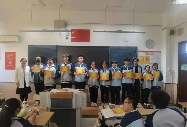 榜样的力量——记高一12班月考表彰