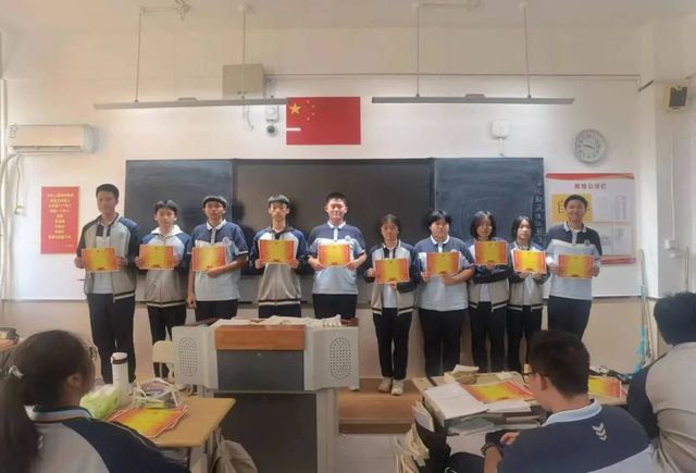 榜样的力量——记高一12班月考表彰